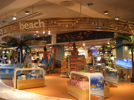 Konceptudvikling og dekoration for Kbenhavns Lufthavns Tax-Free omrde- sommer 2008, hvor temaet var Beauty and the Beach.